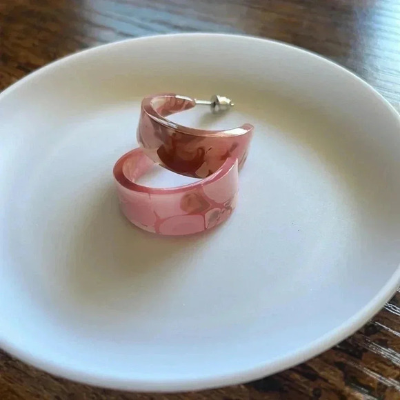 ❤️ NEW 2/$20 or 3/$25 Statement Pink Acrylic Swirl Hoop Earrings - Picture 3 of 6